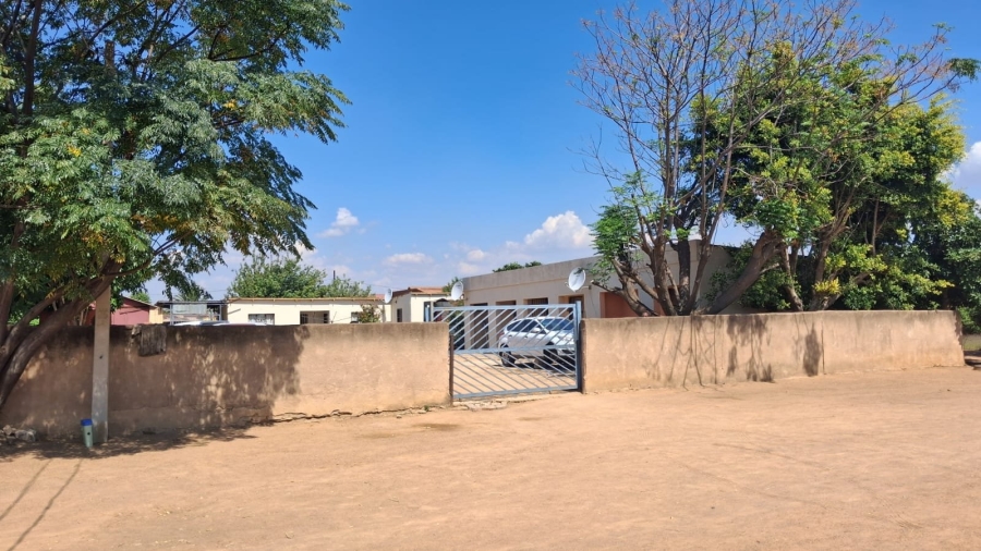 5 Bedroom Property for Sale in Mabopane Unit A North West